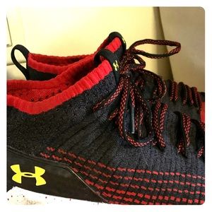 Men’s size 9 under armour shoes